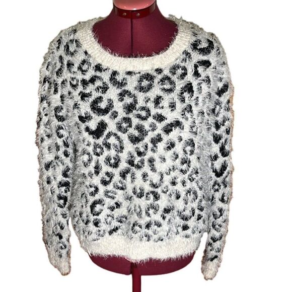 6/$25 MUDD Eyelash Leopard Sweater Slightly Croopped NWOT Size Medium - Picture 1 of 11